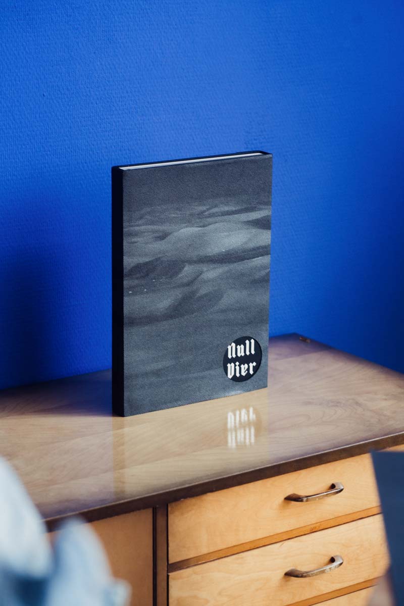 Buchgestaltung, Ansicht von Buch auf Regal – Buch von Ixmucané Aguilar, verlegt bei archive books