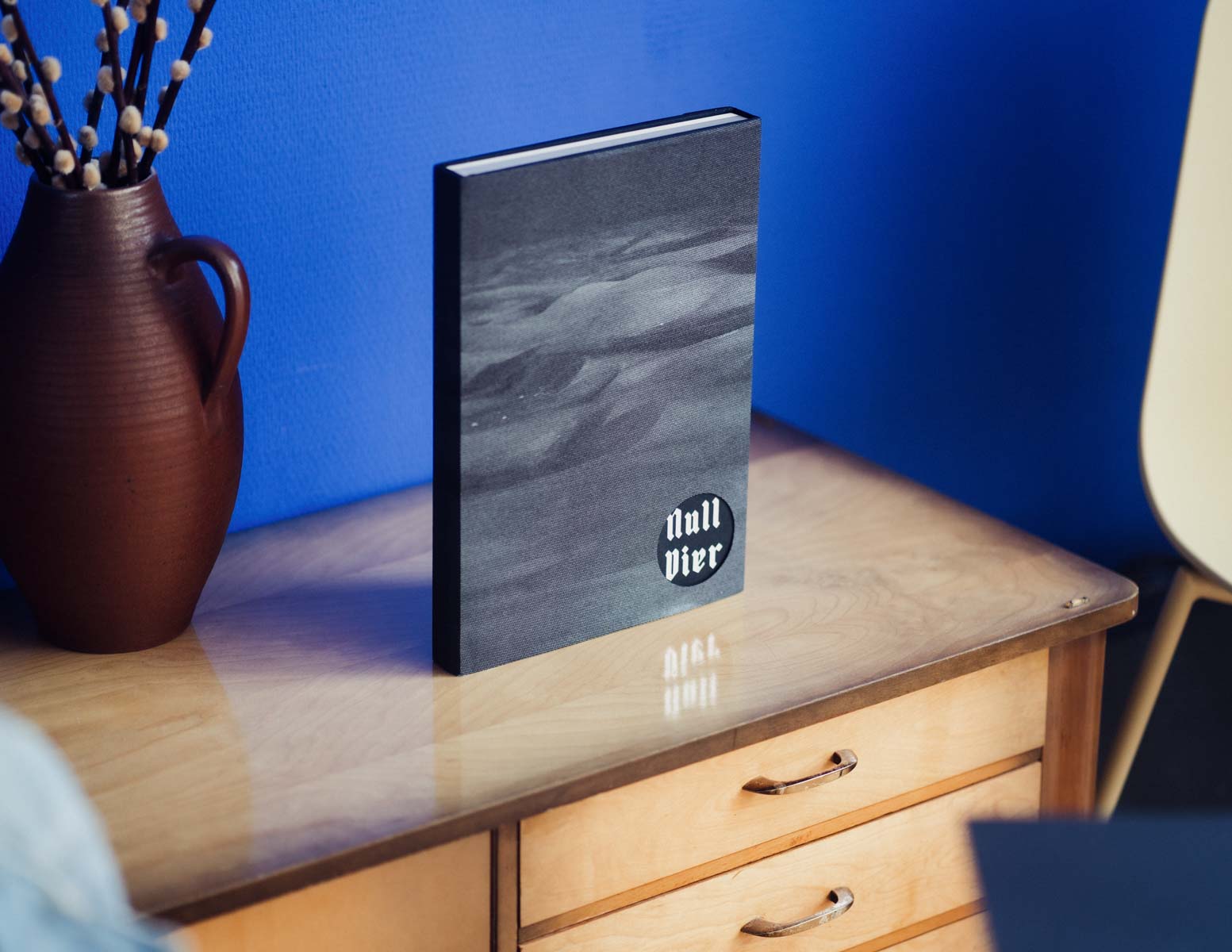 Buchgestaltung, Ansicht von Buch auf Regal – Buch von Ixmucané Aguilar, verlegt bei archive books