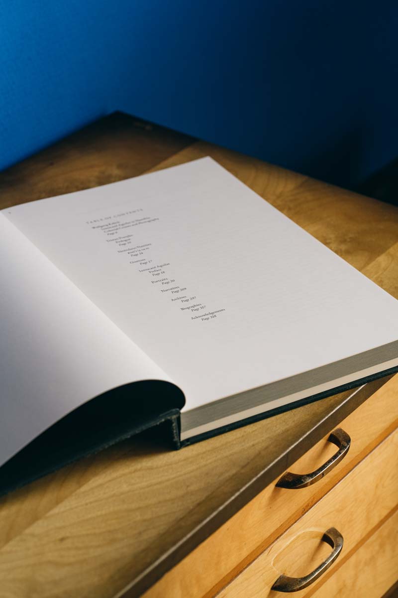 Buchgestaltung, Ansicht von Buch auf Regal – Buch von Ixmucané Aguilar, verlegt bei archive books