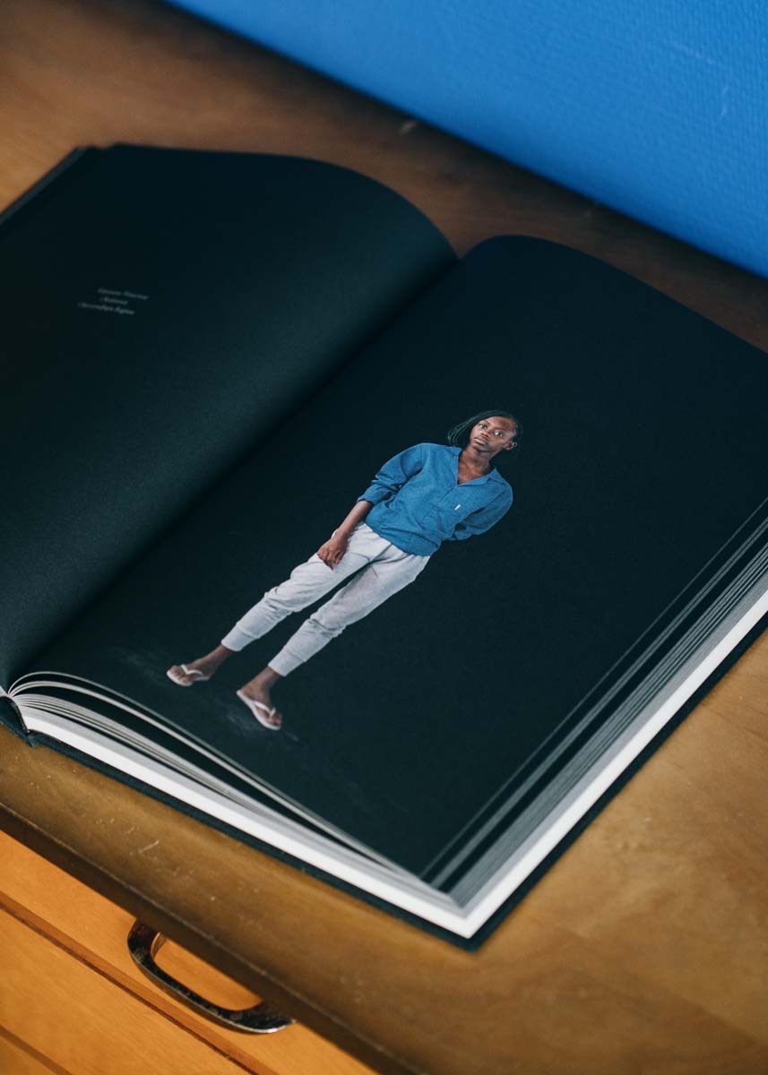 Buchgestaltung, Ansicht von Buch auf Regal – Buch von Ixmucané Aguilar, verlegt bei archive books