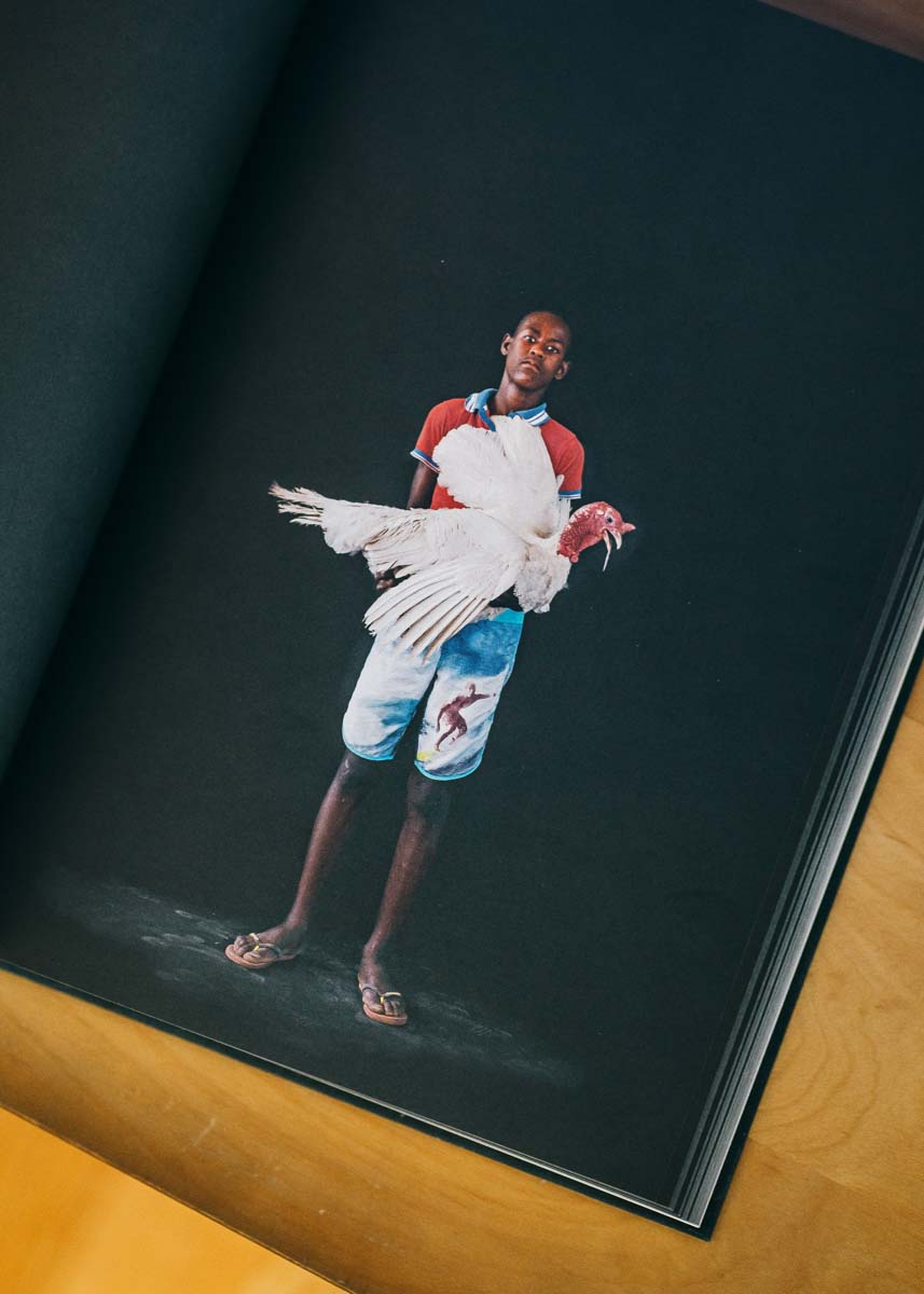 Buchgestaltung, Ansicht von Buch auf Regal – Buch von Ixmucané Aguilar, verlegt bei archive books