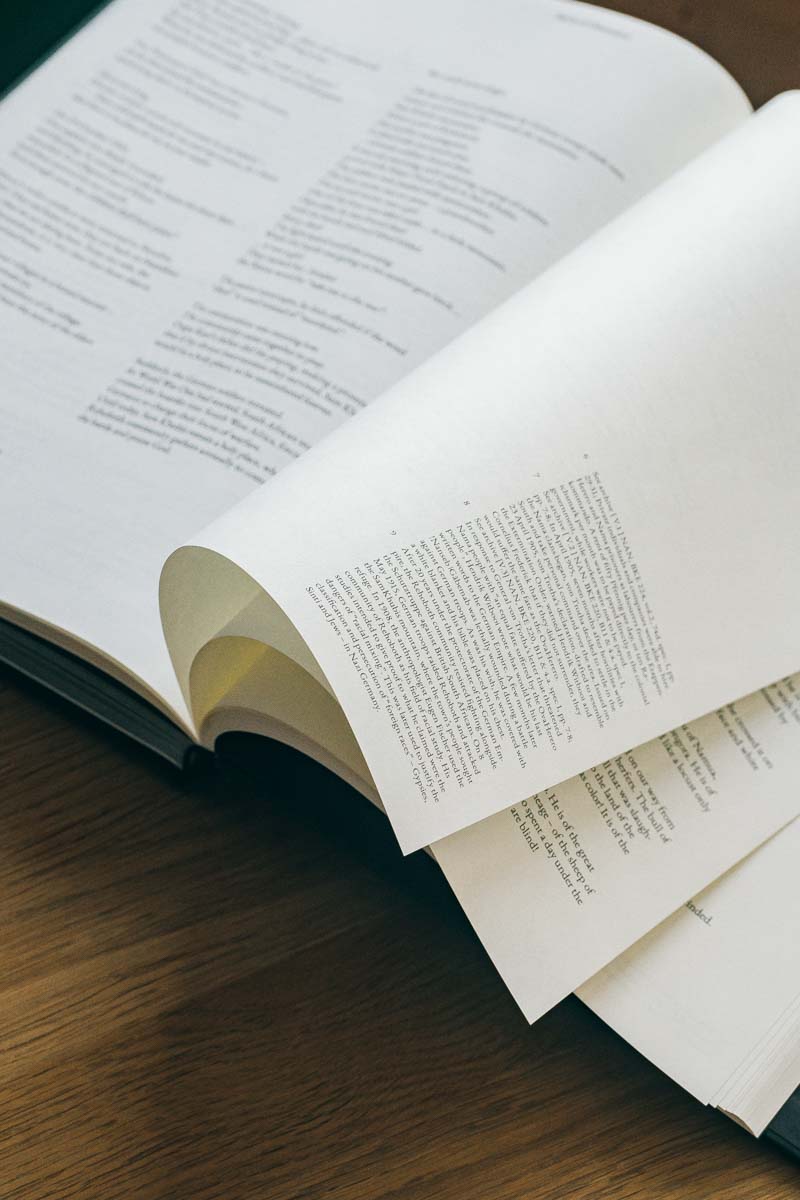 Buchgestaltung, Ansicht von Buch auf Regal – Buch von Ixmucané Aguilar, verlegt bei archive books