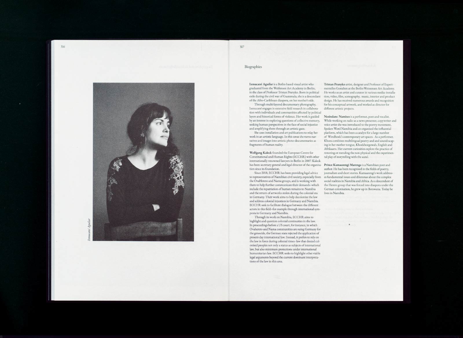 Buchgestaltung, Ansicht von Buch auf Regal – Buch von Ixmucané Aguilar, verlegt bei archive books